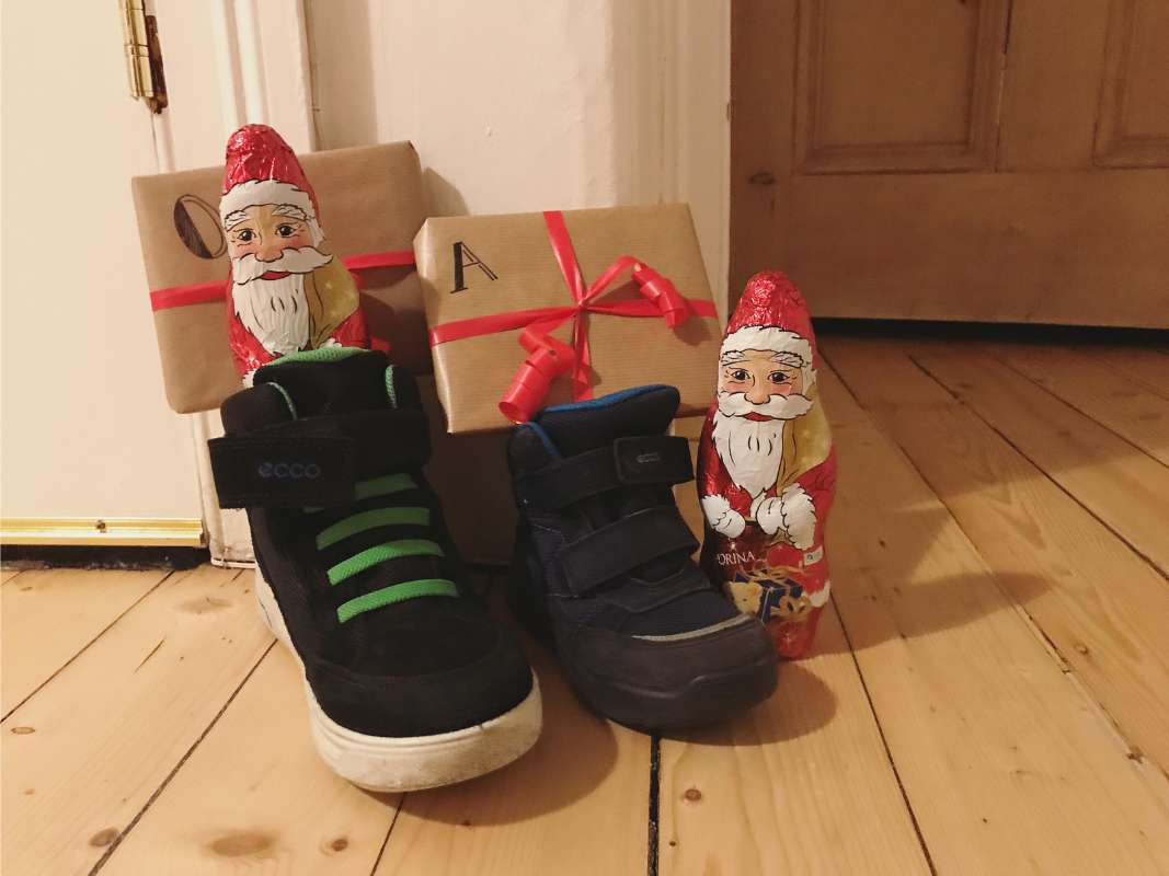 christmas- children-place-shoes-iceland