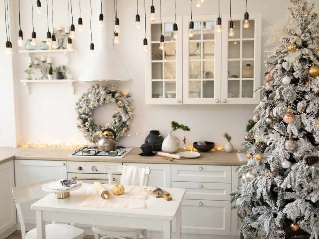 white-christmas-decorating