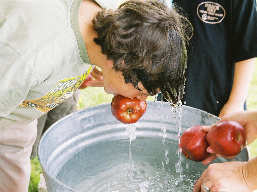 Halloween-traditions-bobbing-for-apples