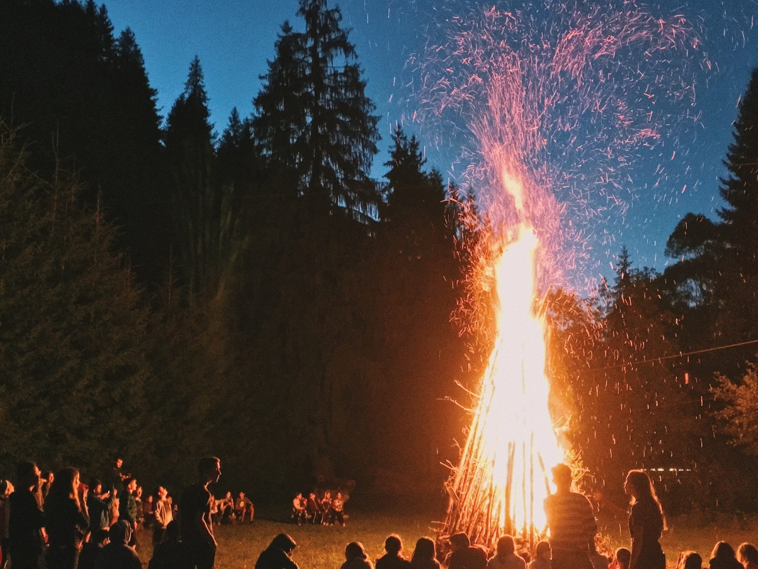 Halloween-traditions-lighting-bonfires