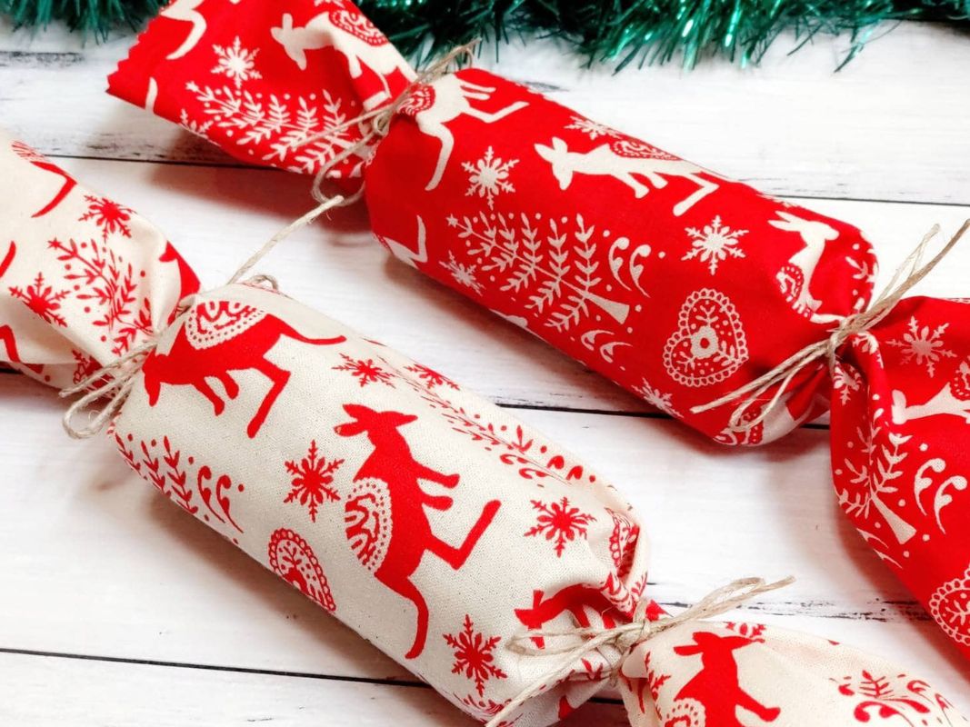 christmas-symbols-christmas-crackers