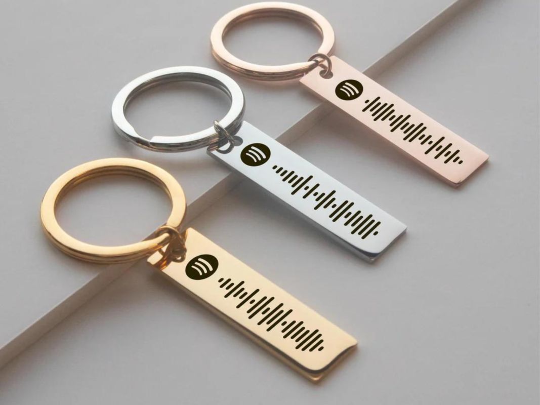 gifts-for-girlfriend-personalized-spotify-playlist-keychain